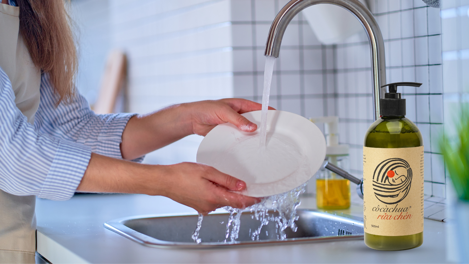 Nước rửa chén sinh học Cô Cà Chua an toàn đánh bay dầu mỡ